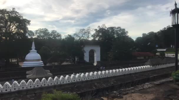Kandy, Sri Lanka, Dagoba lungo la recinzione nel tempio — Video Stock