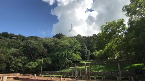 Mihintale, Sri Lanka, vista da cúpula do fundo da montanha — Vídeo de Stock