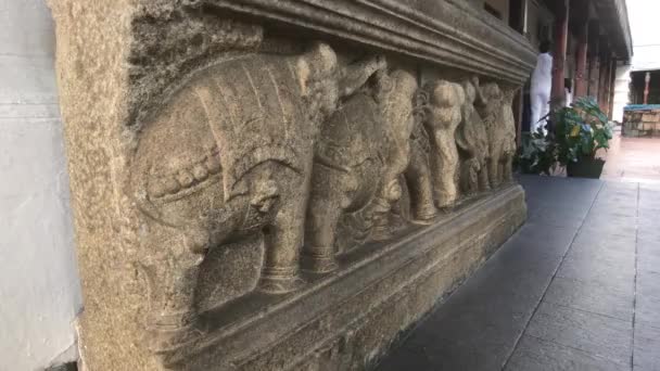 Kandy, Sri Lanka, November 25, 2019, Sri Dalada Maligawa stone figures on the wall in the temple — Stockvideo
