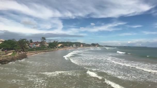 Matara, Sri Lanka, golven en wolken bij mooi weer — Stockvideo