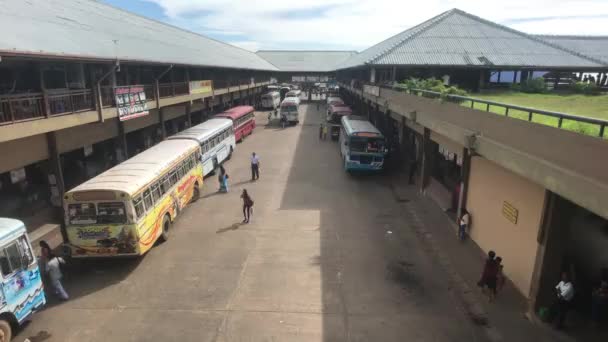 Matara, Sri Lanka, 25 november 2019, busstation, passagiers wachten om aan boord te gaan — Stockvideo