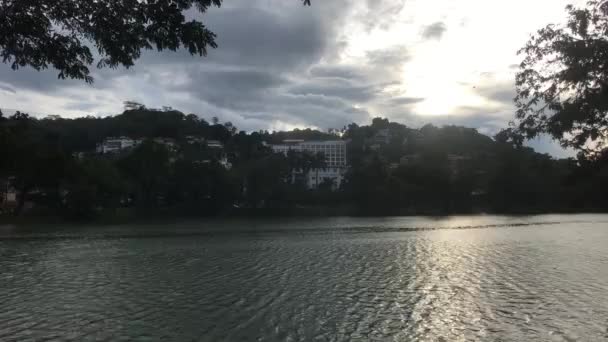 Kandy, Sri Lanka, pôr do sol no lago — Vídeo de Stock