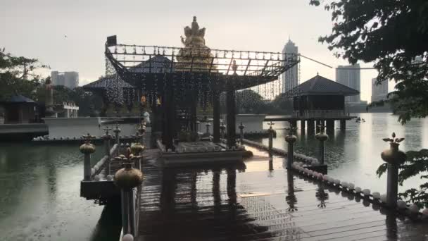 2019年11月22日，斯里兰卡科伦坡，61 Sri Jinarathana Rd，Gangaramaya Temple入口 — 图库视频影像