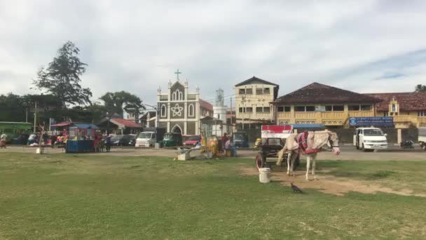 Matara, Sri Lanka, 25 listopada 2019, Beach Road, widok na kościół od strony morza — Wideo stockowe
