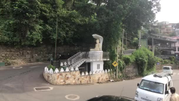 Kandy, Sri Lanka, 20 de noviembre de 2019, un turista mira una estatua de la calle — Vídeo de stock