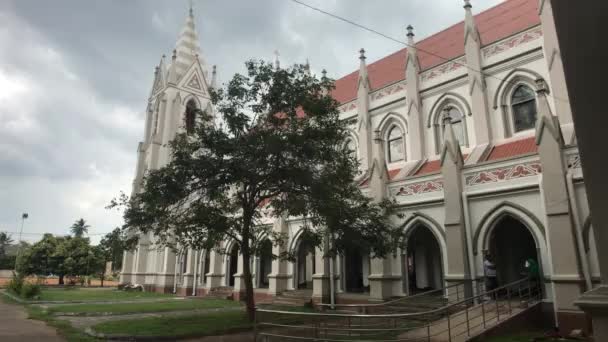 Negombo, Sri Lanka, 23 november 2019, Sint-Sebastiaankerk, kerkgebouw panoramisch uitzicht op de linkerrand nieuw — Stockvideo