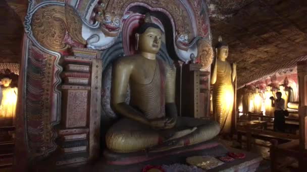 Dambulla, Sri Lanka, 25 novembre 2019, Tempio delle Grotte di Dambulla, Statua di Buddha con turisti Parte 8 — Video Stock