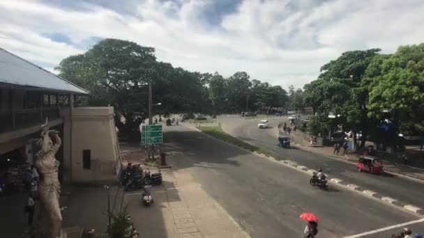 Matara, Sri Lanka, 25 november 2019, Oude Tangalle Rd, verkeer en toeristen naar het station — Stockvideo