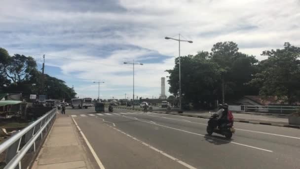 Matara, Sri Lanka, 25 de novembro de 2019, tráfego na ponte — Vídeo de Stock