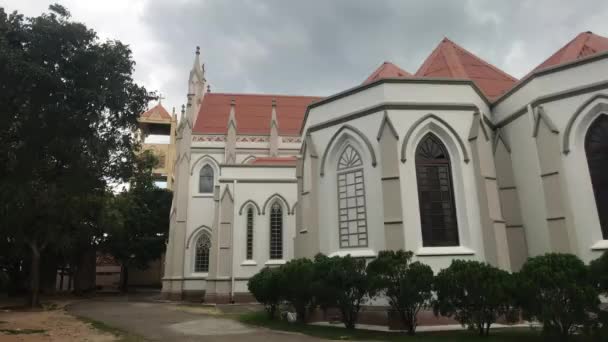 Negombo, Sri Lanka, 23 listopada 2019, kościół św. Sebastiana, panoramiczny widok na lewą krawędź kościoła — Wideo stockowe