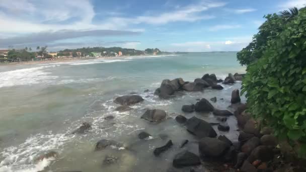 Matara, Sri Lanka, kust met stoned uitzicht vanaf het eiland — Stockvideo