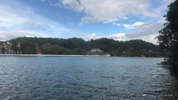 Kandy, Σρι Λάνκα, θέα στη λίμνη από τον κεντρικό δρόμο — Αρχείο Βίντεο