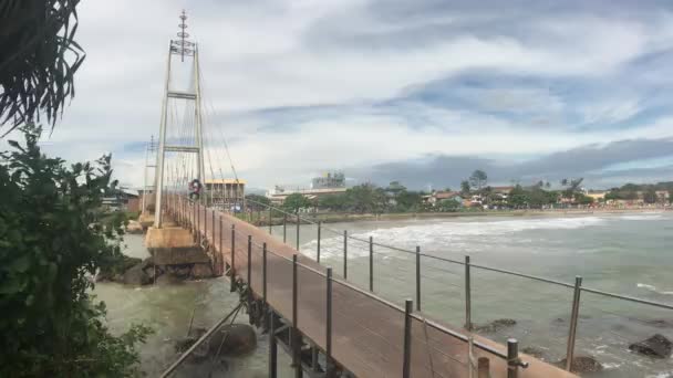 Matara, Sri Lanka, une vue sur le pont avec l'île — Video