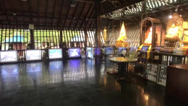 Colombo, Sri Lanka, November 22, 2019, 61 Sri Jinarathana Rd, Gangaramaya Temple, indoor temple view from the side — Stockvideo