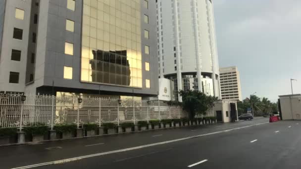 Colombo, Srí Lanka, provoz na ulici o víkendu — Stock video