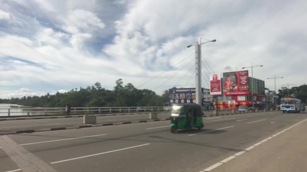 Matara, Sri Lanka, 25 listopada 2019, Old Tangalle Rd, ruch na moście — Wideo stockowe