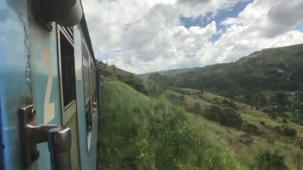 Ella, Sri Lanka, vista a la montaña desde una ventana abierta parte 2 — Vídeos de Stock