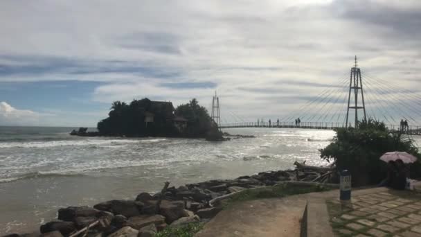 Matara, Sri Lanka, 25 listopada 2019, Beach Road, turyści na moście przy nabrzeżu — Wideo stockowe