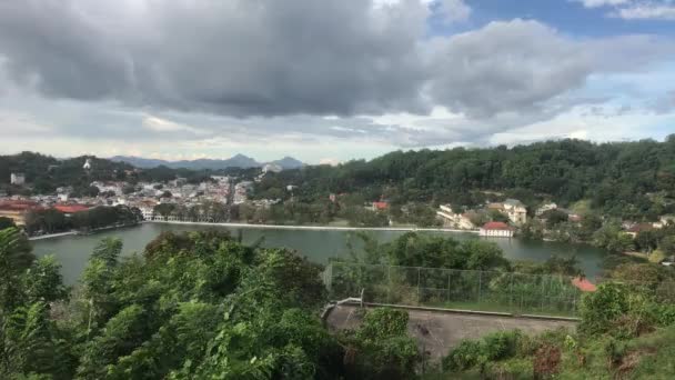 Kandy, Sri Lanka, vistas de la ciudad desde el lago antes de la lluvia — Vídeos de Stock