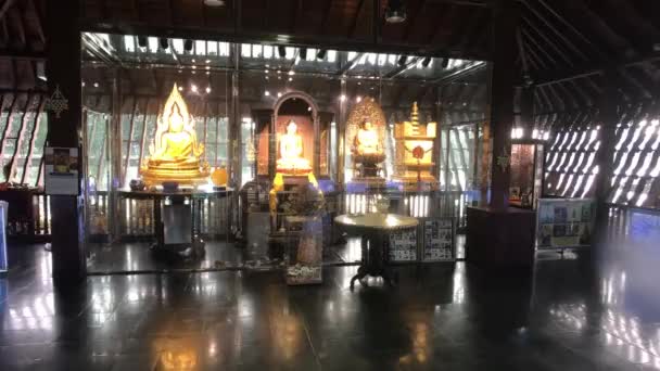 Colombo, Sri Lanka, November 22, 2019, 61 Sri Jinarathana Rd, Gangaramaya Temple in the temple room — Stockvideo