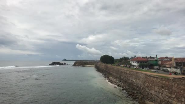 Galle, Sri Lanka, widok na morze wzdłuż kamiennego muru — Wideo stockowe