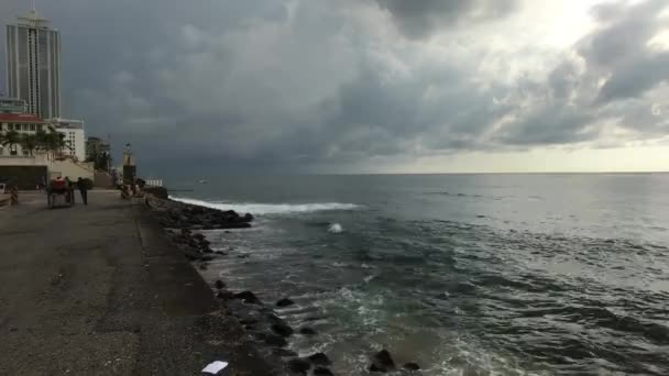 Colombo, Sri Lanka, November 22, 2019, Galle Face Green promenade in bad weather — Stok video