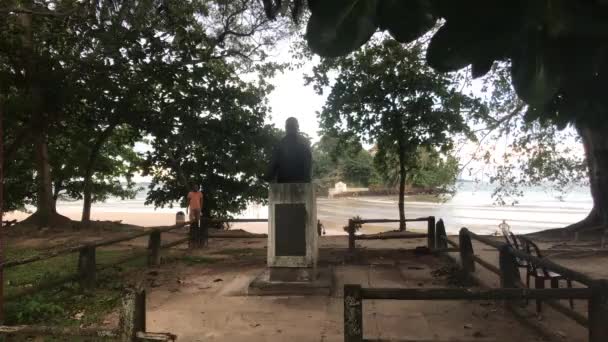 Weligama, Sri Lanka, monument to the local hero — Stockvideo