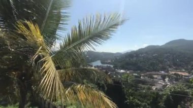 Kandy, Sri Lanka, ağaçların arasından şehir manzarası
