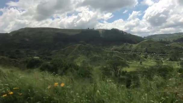 Ella, Sri Lanka, uitzicht op de bergen vanuit een open venster deel 1 — Stockvideo