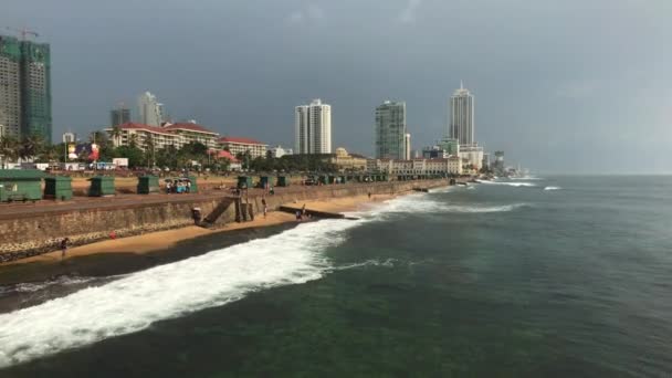 Colombo, Sri Lanka, 22 de noviembre de 2019, Galle Face Green promenade before rain — Vídeo de stock