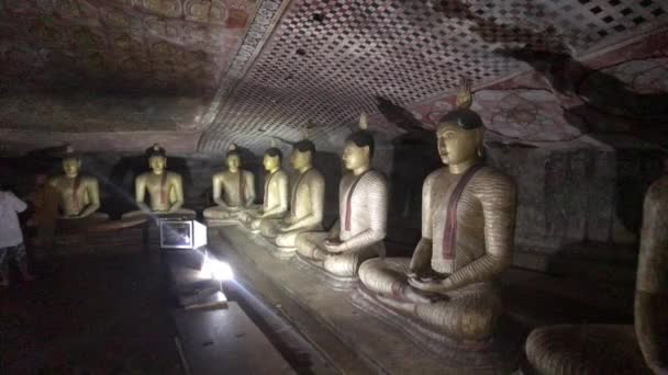 Dambulla, Sri Lanka, 25 listopada 2019, Świątynia Jaskini Dambulla, Posąg Buddy Część 30 — Wideo stockowe