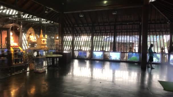 Colombo, Sri Lanka, 22 novembre 2019, 61 Sri Jinarathana Rd, turista del Tempio di Gangaramaya nella sala del tempio — Video Stock