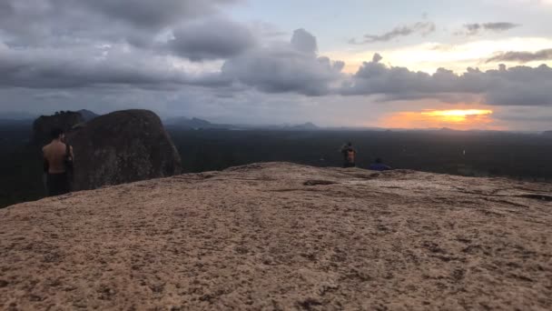 2019年11月25日，斯里兰卡锡吉里耶，观光客在山上等待日落 — 图库视频影像
