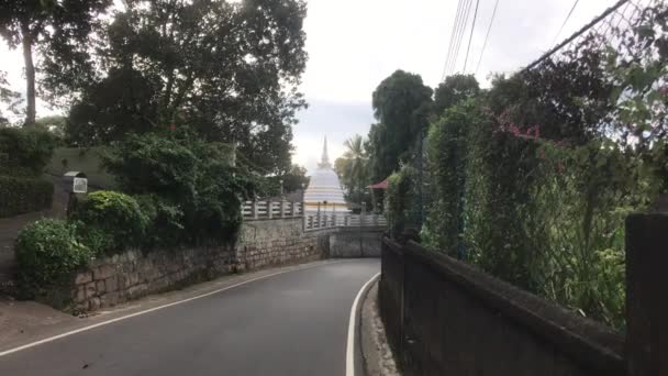 Kandy, sri lanka, 25. november 2019, blick auf die kuppel der dagoba entlang der straße — Stockvideo