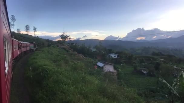 Ella, Sri Lanka, trem vermelho contra o pano de fundo das plantações de chá — Vídeo de Stock