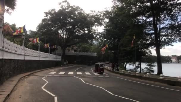 Kandy, Sri Lanka, tráfico en la calle cerca de los terrenos del templo — Vídeo de stock