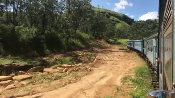 Ella, Sri Lanka, tráfego ferroviário ao longo da estrada — Vídeo de Stock