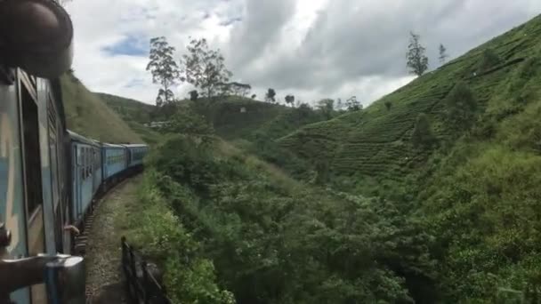 Ella, Sri Lanka, el tren se mueve sobre el barranco — Vídeos de Stock