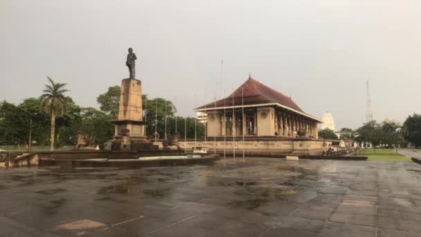 Colombo, Srí Lanka, 20. listopadu 2019, Náměstí nezávislosti, Colombo 07, Památník nezávislosti, přímý pohled na památník — Stock video