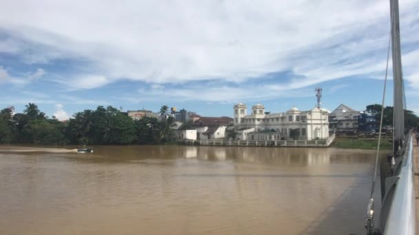 Matara, Srí Lanka, 25. listopadu 2019, turisté procházejí po mostě přes řeku — Stock video