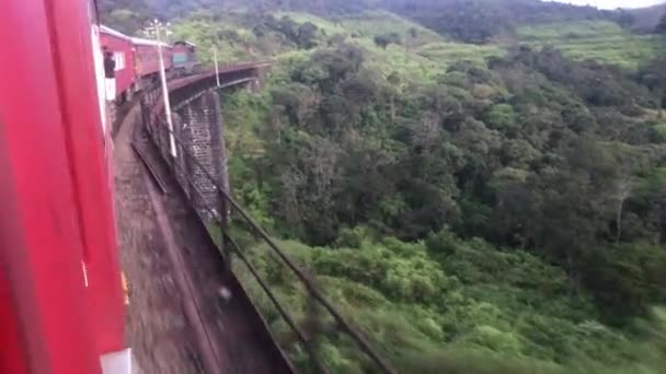 Ella, Sri Lanka, train rouge sur le pont — Video