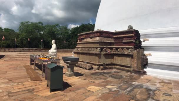 Anuradhapura, Sri Lanka, vista lateral del pequeño Buda — Vídeos de Stock