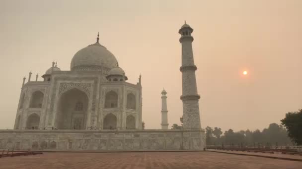Agra, Indie, 10 listopada 2019, Taj Mahal, meczet z wieżą o wschodzie słońca — Wideo stockowe