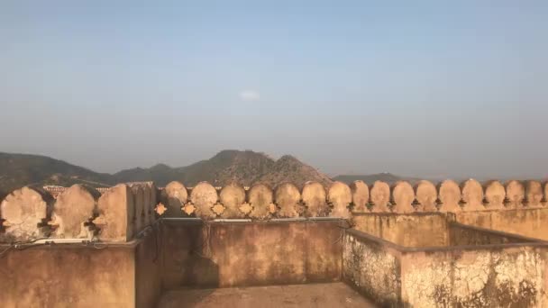 Jaipur, India, 05 de noviembre de 2019, Amer Fort paredes con patrones en una antigua fortaleza con vistas a las montañas — Vídeo de stock