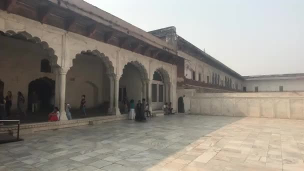 Agra, Indie, 10. listopadu 2019, Agra Fort, turisté procházejí chodbami staré budovy — Stock video