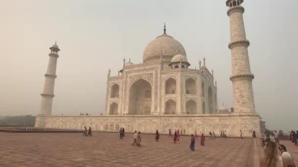 Agra, Inde, 10 novembre 2019, Taj Mahal, les touristes se précipitent pour voir la beauté de la mosquée — Video