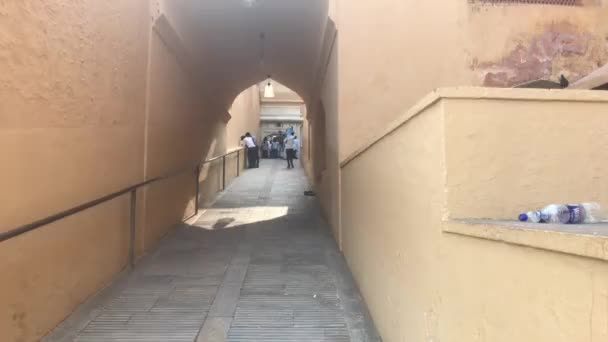 Jaipur, Indien, November 05, 2019, Amer Fort, en lång korridor av gul tegelsten med turister — Stockvideo