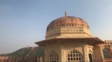 Jaipur, Hindistan, Kasım 05, 2019 Birçok kapı ve penceresi olan eski bir kalenin Amer Kalesi 6. Bölüm