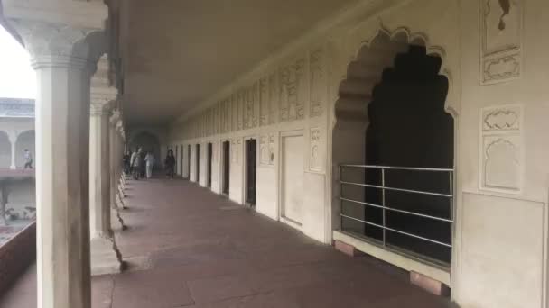 Agra, Indie, 10. listopadu 2019, Agra Fort, turisté procházejí chodbou z bílého mramoru — Stock video