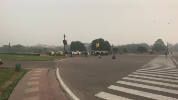Új-Delhi, India, 2019. november 11., turisták közelednek az utak kereszteződéséhez — Stock videók